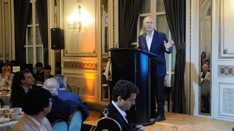 "Lo primero que tiene que recuperar la Argentina es la convivencia institucional", sostuvo el candidato presidencial.