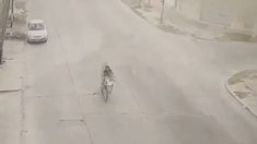 Video impactante: un motociclista muere degollado tras chocar contra una soga colocada para cortar la calle