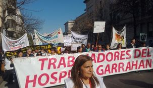 Pese al bono anunciado, trabajadores del Garrahan profundizan la lucha con un paro de 48 horas con marcha al Congreso.
