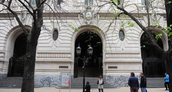El Colegio Nacional de Buenos Aires prohibió el uso de celulares, tablets y otros dispositivos electrónicos personales durante las clases.&nbsp;