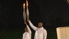 Teddy Riner y Marie-Jo Pérec protagonizaron el último trayecto de la recorrida de la llama olímpica. Teddy Riner y Marie-Jo Pérec protagonizaron el último trayecto de la recorrida de la llama olímpica.