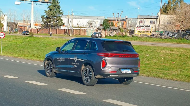 C5N Autos cazó al Skywell ET5 en Panamericana.