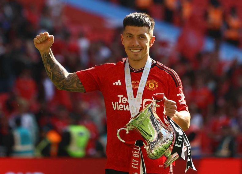 Lisandro Martínez levantó su segunda copa con Manchester United.