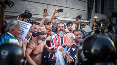 Hinchas de Chacarita acompañaron a los jubilados en su marcha del pasado miércoles en el Congreso.