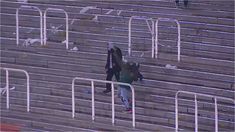 Los hinchas, a las trompadas en la popular. Los hinchas, a las trompadas en la popular.