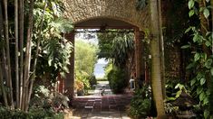 Se encuentra ubicado en el prestigioso barrio de Coconut Grove, en Miami, Florida.