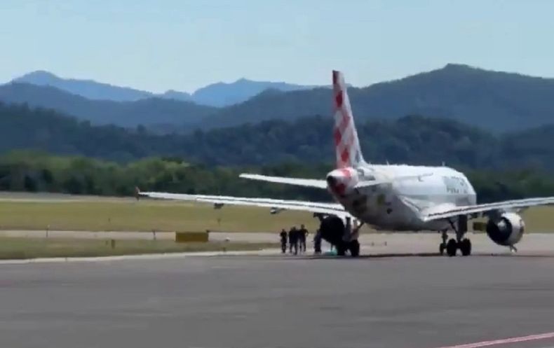 Un hombre fue succionado por el motor de un avión en Italia y murió.