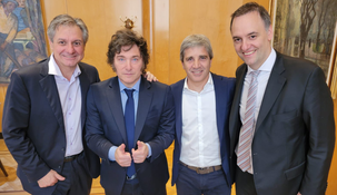 El secretario de Política Económica, José Luis Daza; el presidente, Javier Milei; el ministro de Economía, Luis Caputo; y el vocero presidencial, Manuel Adorni.