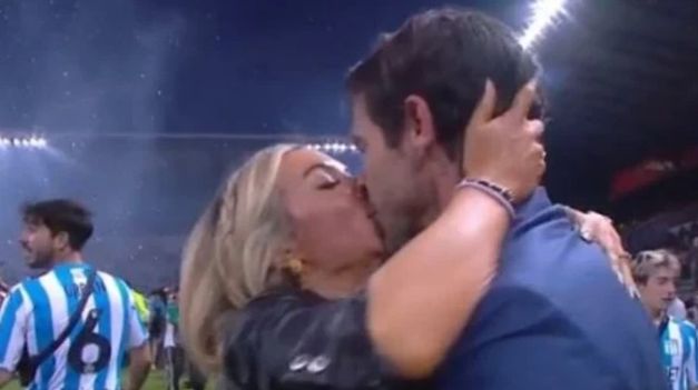 El entrenador y un efusivo beso con su novia.