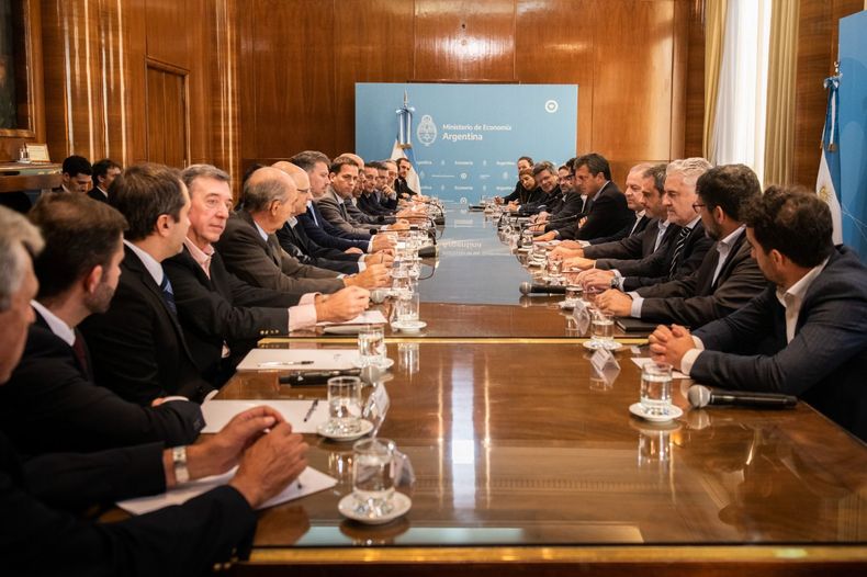 Massa estuvo acompañado por varios funcionarios del equipo económico.