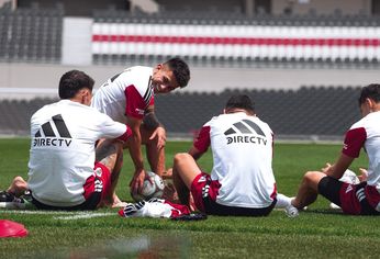 Thiago Almada y compañía en el entrenamiento matutino en el Monumental.