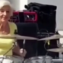 La baterista de 89 años que se volvió viral por tocar en las calles de Santa Fe. La baterista de 89 años que se volvió viral por tocar en las calles de Santa Fe.