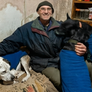El hombre volvió a sonreír luego de saber que tiene un nuevo hogar para vivir con sus mascotas. El hombre volvió a sonreír luego de saber que tiene un nuevo hogar para vivir con sus mascotas.