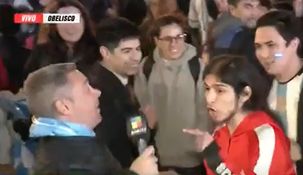 El momento en el que el periodista es atacado por el supuesto influencer.&nbsp;