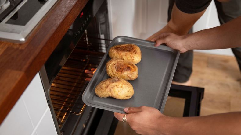 Los hornos eléctricos se convirtieron en elementos esenciales en las cocinas modernas, ofreciendo una amplia gama de funciones y beneficios que los hacen ideales para preparar diversos platos.