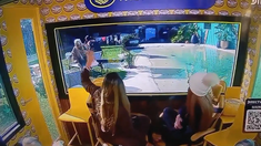 Sorpresa en Gran Hermano por una persona caminando por los techos. Sorpresa en Gran Hermano por una persona caminando por los techos.