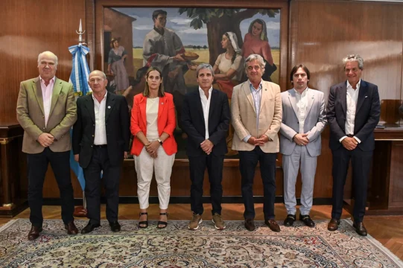 Luis Caputo junto a los representantes de la Mesa de Enlace.