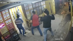 Discutió con el cajero de un supermercado, llamó a dos amigos y lo atacaron a palazos Discutió con el cajero de un supermercado, llamó a dos amigos y lo atacaron a palazos