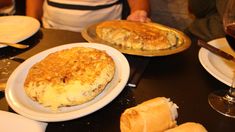 Conocido por ser el primer bodegón de la Ciudad, cuenta con más de 100 platos para elegir. Conocido por ser el primer bodegón de la Ciudad, cuenta con más de 100 platos para elegir.