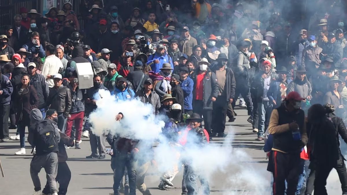 En una nueva jornada de violentos choques en La Paz, el gobierno de Bolivia admitió la muerte de un manifestante