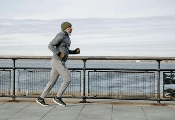 Dedicar unos minutos diarios a una rutina física específica puede mejorar notablemente la salud del cerebro y, además, influir positivamente en la esperanza de vida.