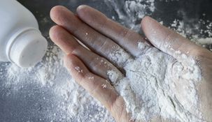 Acusan que el talco contiene asbesto y que provoca cáncer.