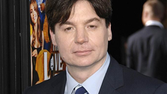 La combinación de nostalgia, estética delirante y el carisma caótico de Mike Myers volvió a captar la atención de una generación que la vio de niñx… y ahora la redescubre con ironía y fascinación.