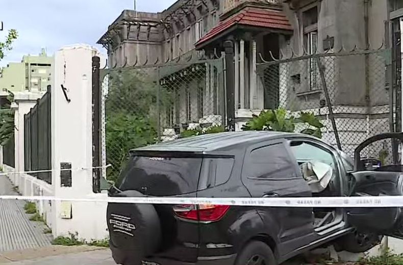El auto rompió parte de la estructura externa de un predio del Hospital Israelita en Floresta. 