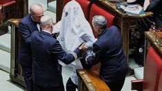 Riccardo Magi disfrazado de fantasma.