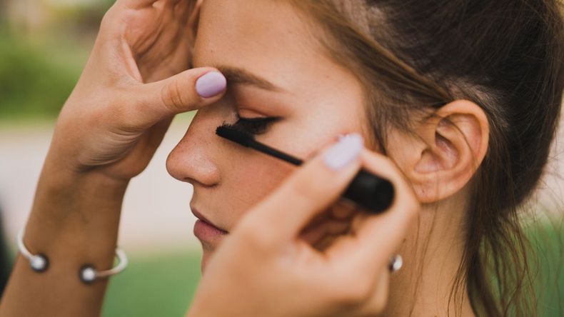 En el maquillaje, muchos estilos y productos que marcaron época en décadas pasadas están recuperando protagonismo, mostrando cómo la industria busca inspiración en el pasado para redefinir el estilo contemporáneo. 