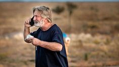 El actor apuntó a quienes le dieron el arma que causó la muerte de la fotógrafa Halyna Hutchins.