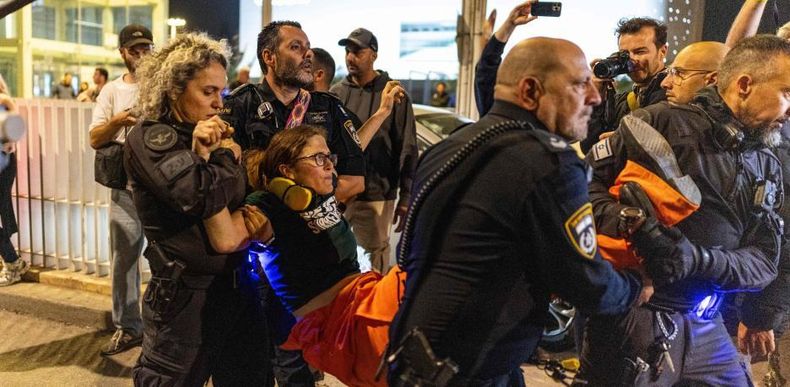 Agentes de policía detienen a un manifestante durante una protesta contra la guerra en Tel Aviv.