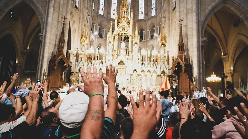 Un clima de festejo pocas veces visto en la solemne bas&iacute;lica de la Virgen.