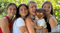 La modelo tiene una familia ensamblada con las hijas de Fabián Cubero y el hijo de Manuel Urcera. La modelo tiene una familia ensamblada con las hijas de Fabián Cubero y el hijo de Manuel Urcera.