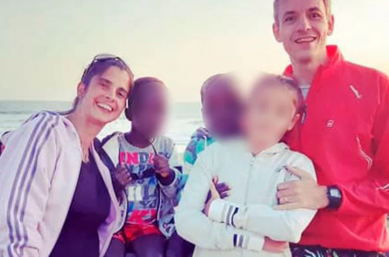 Los padres adoptivos abandonaron a los hermanos mellizos en una comisaría de Bahía Blanca en 2020.