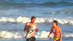 Chano Charpentier, entre las olas y el viento, disfrutó de la playa con una joven mujer Chano Charpentier, entre las olas y el viento, disfrutó de la playa con una joven mujer