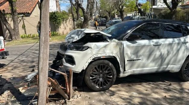 La camioneta de Javier Altamirano se incrustó en un poste de luz.&nbsp;