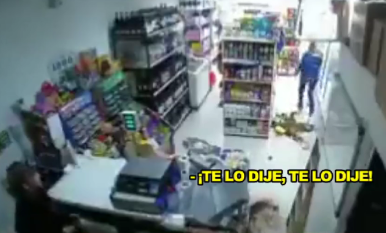 La vecina entró para pedir que bajaran la música