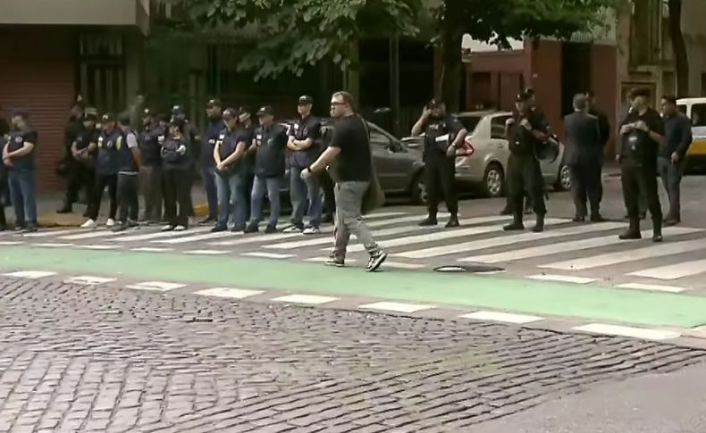 Paro universitario: fuerte operativo frente a la casa de Adorni en la previa de la clase abierta