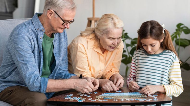 Las conexiones con otras personas y la involucración en actividades comunitarias resultan tan importantes como la dieta o el deporte para prolongar la vida y mejorar su calidad. 