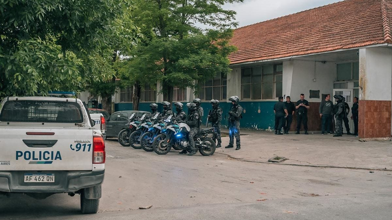 La Policía se apostó frente a la Escuela N° 21 de Mar del Plata para proteger a los alumnos ante el enojo de los padres por el presunto abuso ocurrido.