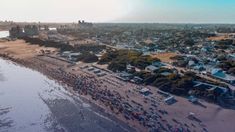 Esta playa se encuentra junto a la desembocadura de un río.