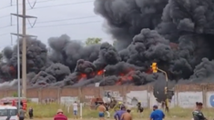 Impresionante incendio en la terminal en la línea 129 de colectivos. Impresionante incendio en la terminal en la línea 129 de colectivos.