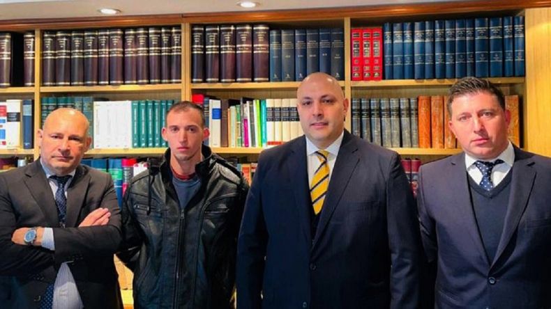 El policía Facundo Amendolara junto a su abogado Fernando Soto.