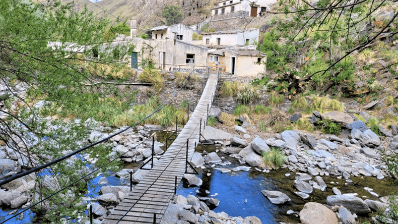El antiguo yacimiento de tungsteno impulsa una propuesta de turismo alternativo en Argentina, con trekking, refugio y recorridos guiados.