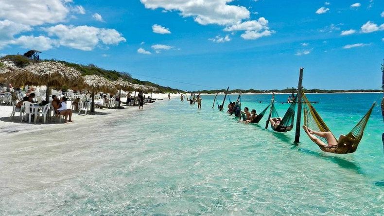 Las hamacas flotantes son uno de los principales atractivos de este destino paradisíaco en Ceará.