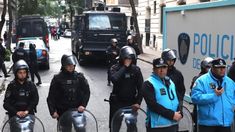 La Policía de la Ciudad en las inediaciones de la casa de Cristina Kirchner.