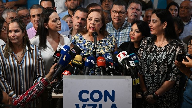 Corina Yoris en la conferencia de prensa donde se oficializó su candidatura. A su izquiera