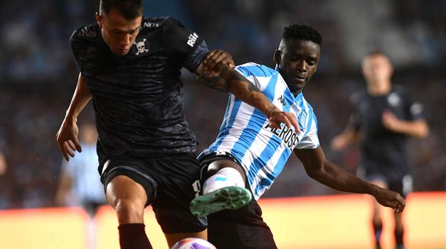 Carbonero, de Racing, no pudo con los defensores de Belgrano.