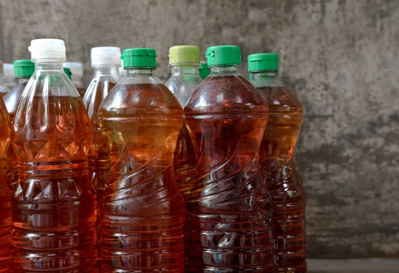 Una forma sencilla de reciclar aceite usado en casa y evitar la contaminación del agua en el planeta.